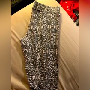3/$30 White and grey patterned leggings